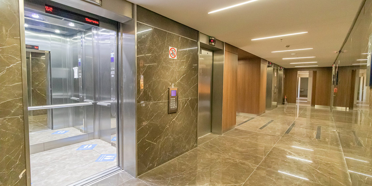 奧的斯電梯采用非若特彩色不銹鋼板裝潢電梯